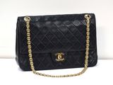 un sac à bandoulière Chanel en cuir matelassé noir avec une chaîne dorée