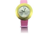 une montre rose avec un cadran jaune sur fond blanc