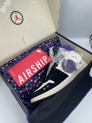 une boîte contenant une paire de chaussures