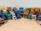 un grand nombre de camions jouets posés sur une table