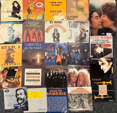 Divers. Lot comprenant environ 400 disques vinyles 45T. - Photo 1