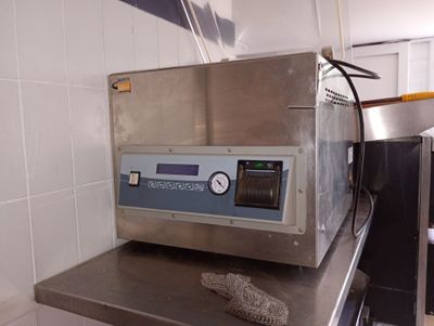 une machine posée sur le comptoir d'une cuisine