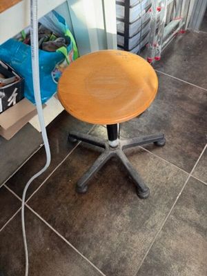 l'image d'un bureau sur lequel se trouve un ordinateur