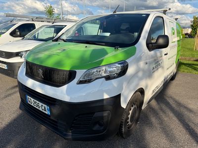 trois fourgonnettes garées sur un parking