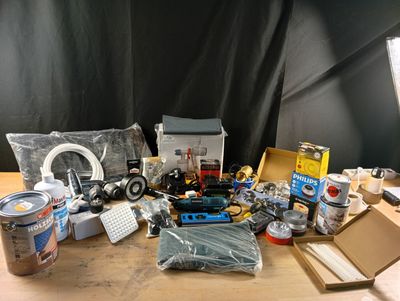 une table sur laquelle se trouvent de nombreux objets