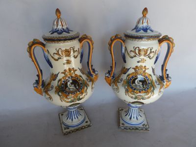 two vases that are sitting side by side on a table