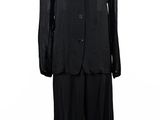 une photo d'un costume et d'un pantalon noirs sur un mannequin