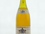 une bouteille de vin posée sur une table