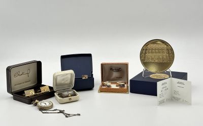 un grand nombre d'objets posés sur une table