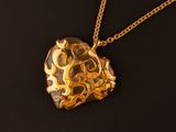 une photo d'un collier en or avec un pendentif en forme de cœur