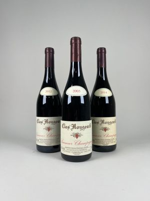 trois bouteilles de vin rouge posées sur une table