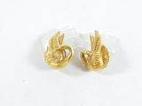 une paire de boucles d'oreilles clous en forme d'oiseaux, de couleur dorée, sur fond blanc