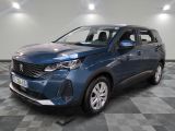 une voiture bleue est garée dans une pièce au sol à carreaux