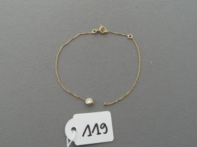 Gros plan sur un bracelet en or portant une étiquette