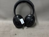 un casque audio noir posé sur une table