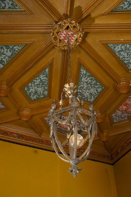 un lustre suspendu au plafond d'une pièce
