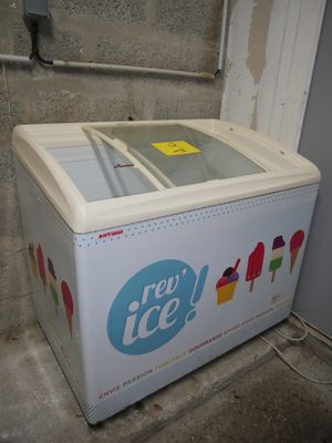 une machine à glaces posée dans un coin d'une pièce