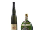 deux bouteilles de vin posées l'une à côté de l'autre sur une surface blanche
