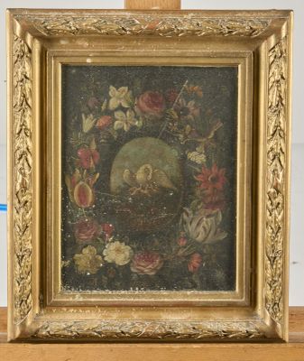 tableau représentant un oiseau dans un nid, entouré de fleurs, dans un cadre doré