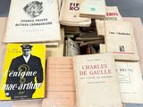 de nombreux livres posés sur une table