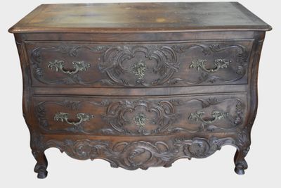 une commode en bois ornée de sculptures