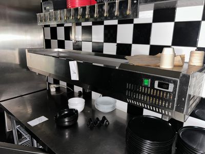 un mur à carreaux noirs et blancs dans la cuisine d'un restaurant