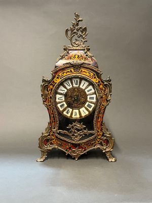 une horloge posée sur une table