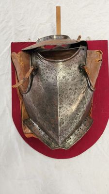 un casque accroché au mur à l'aide d'un bâton en bois