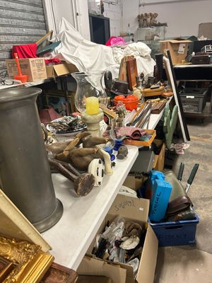 tout un tas de bric-à-brac sur une table dans un garage