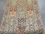 un tapis persan ancien orné d'un grand motif en médaillon