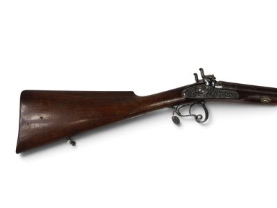 un vieux pistolet avec un canon en bois et une poignée en métal