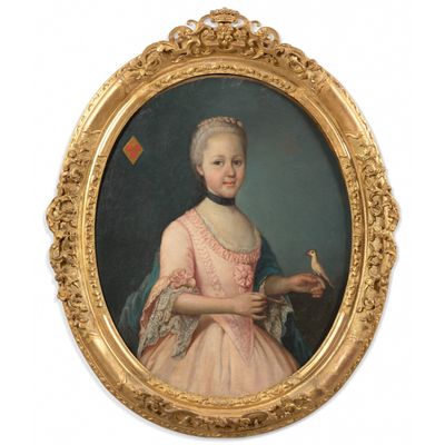 portrait d'une jeune fille en robe rose tenant un oiseau