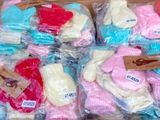 de nombreuses paires de chaussettes dans une boîte posée sur une table
