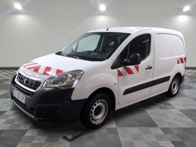 la camionnette blanche est garée sur un sol carrelé en damier