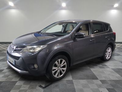 La Toyota RAV grise est garée dans une pièce au sol en damier.