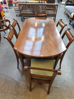 une photo d'une table à manger et de chaises dans un magasin
