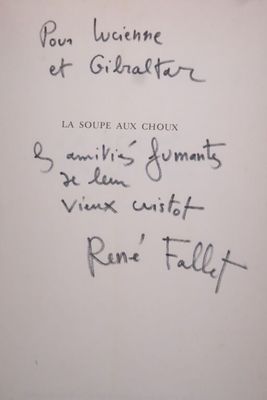 Quelqu'un a écrit un message sur le mur d'un restaurant à Paris