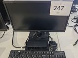 un clavier et un écran posés sur un bureau dans une pièce