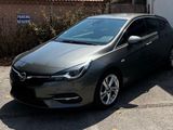 la photo d'une voiture noire garée dans un parking
