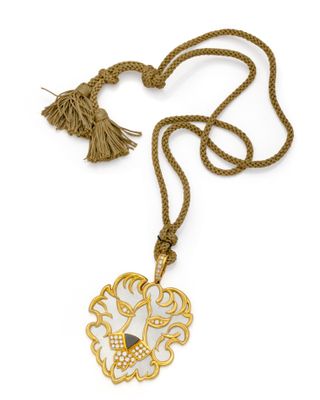 un collier blanc et doré orné d'un motif floral et d'un pompon
