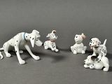 figurines de jouets représentant des chiens dalmatiens assis sur une surface grise
