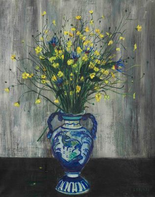 un tableau représentant un vase bleu contenant des fleurs jaunes