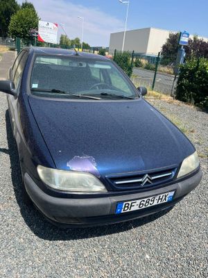 la voiture est garée sur le côté de la route, dans le parking