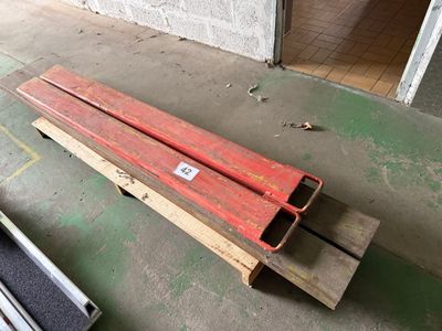 deux morceaux de bois posés l'un à côté de l'autre sur le sol