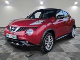 Le SUV Nissan Juke rouge est garé dans une grande pièce.