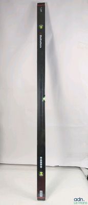 une image représentant une paire de skis sur fond blanc