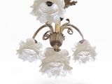 lustre orné de fleurs et de feuilles blanches sur fond blanc