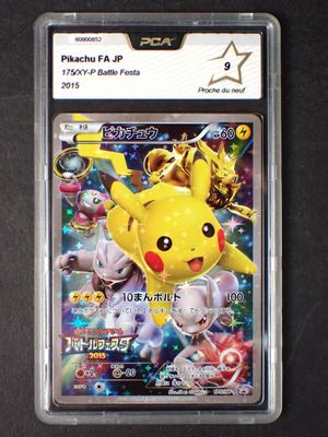 La carte Pokémon se trouve dans un étui en plastique posé sur une table.