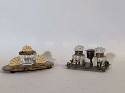 deux objets miniatures posés sur une table