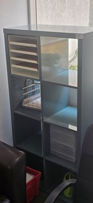 un bureau avec une chaise et une bibliothèque dans un coin